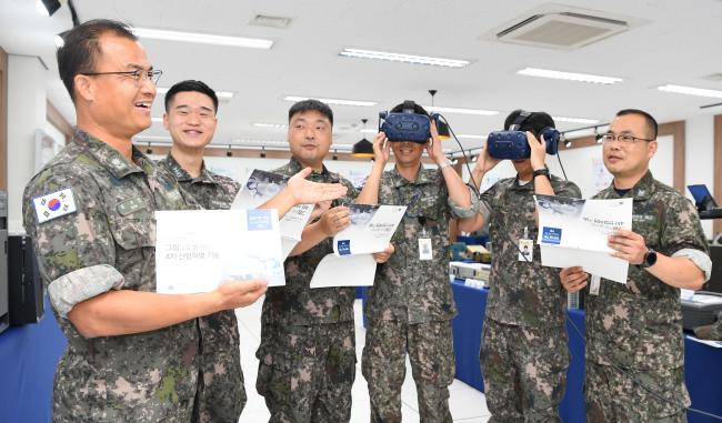 10일 해군교육사령부 정보통신학교 봉화관 정보통신발전사 교육장에서 교육사 정통지원대 장병들이 『그림으로 풀어쓴 4차 산업혁명 기술』 책자를 보면서 가상현실(VR) 기기를 시연하고 있다.   사진 제공=박미현 중사(진)