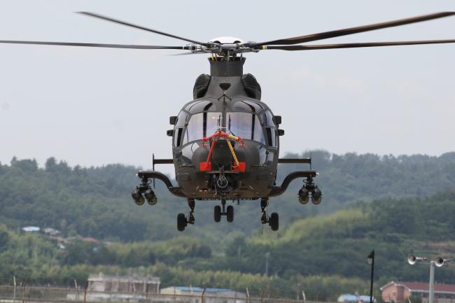  2019년 7월 4일 초도비행하고 있는 소형무장헬기. 사진 =  한국항공우주산업.
