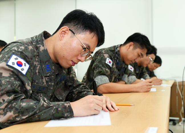 11일 18전비 음어자재 조립·해독 경연대회에 참가한 비밀취급인가자들이 음어자재를 해독하고 있다.  사진 제공=최형준 상병