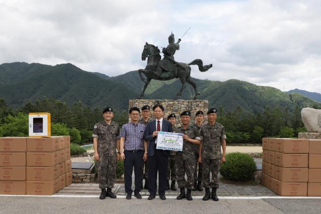 육군12사단 장병들이 지난 9일 부대를 방문한 더블유에스코퍼레이션㈜ 관계자들로부터 ‘스마트폰 안전보관함’ 51개를 기증받고 기념 촬영을 하고 있다.  부대 제공