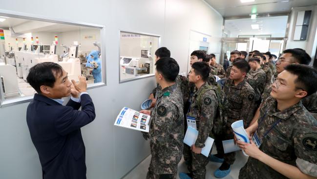 국방부 ‘청년장병 구직 희망열차’에 참가한 장병들이 전북 전주시 우수중소기업 비나텍(주) 탄소전지연구소를 방문해 제품 설명을 듣고 있다.  이경원 기자