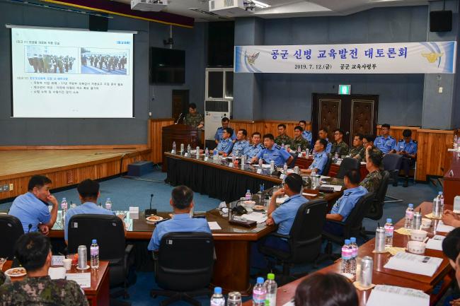 공군교육사령부가 지난 12일 개최한 ‘공군 신병 교육발전 대토론회’에서 참석자들이 실질적·효율적 기본군사훈련 개선방안 주제발표에 대해 토론을 진행하고 있다.  부대 제공