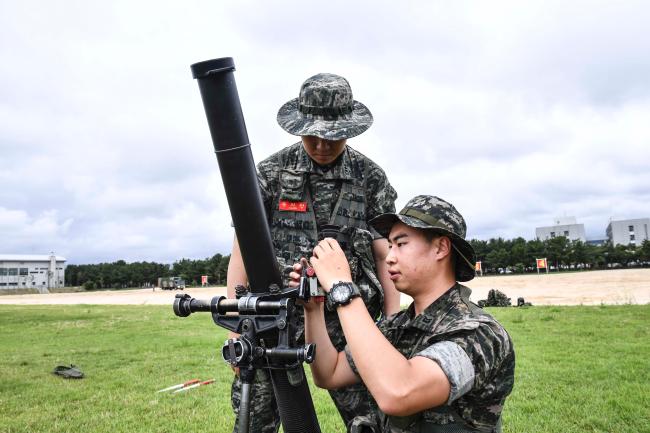 해병대1사단이 실시한 전반기 박격포 교관화 교육에서 한 참가자가 박격포 조작술을 숙달하고 있다.  부대 제공 