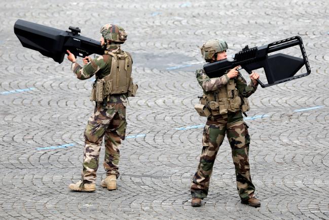 14일(현지시간) 파리 중심가에서 열린 프랑스 대혁명 기념 군사 퍼레이드에서 프랑스 육군 장병들이 드론 저격용 개인화기를 선보이고 있다.  연합뉴스 