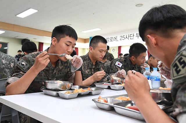 장병들이 삼계탕을 맛있게 먹고 있다. 사진=조용학 기자 