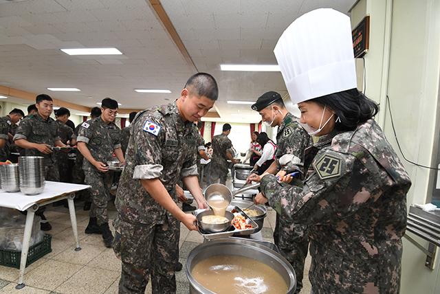 경기도 연천군 서부전선 비무장지대(DMZ) 인근 육군25사단 수색대대에서 최연매(오른쪽 첫째) 김정문알로에 대표가 장병들에게 삼계탕을 배식하고 있다. 사진=조용학 기자 