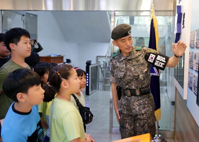 심진선 육군6사단장이 동락초등학교 학생들에게 사단 역사를 소개하고 있다.  부대 제공