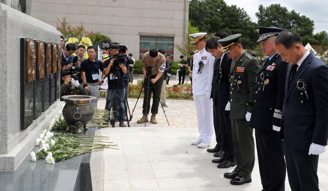 17일 경북 포항 해병대1사단에서 열린 ‘상륙기동헬기 마린온 추락사고 순직자 1주기 추모행사’에서 심승섭 해군참모총장, 이남우 국방부 인사복지실장, 이승도 해병대사령관, 최현국 합참 차장(왼쪽부터) 등 주요 참석자들이 묵념하고 있다.  포항=양동욱 기자