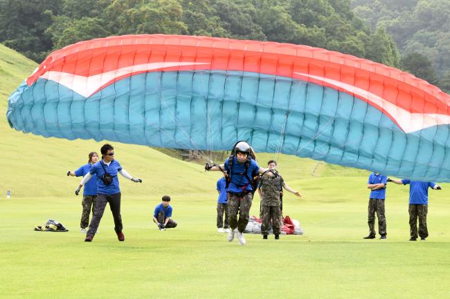 공군사관학교가 지난 15일부터 오는 19일까지 진행 중인 ‘2019 대학생 공군사관학교 병영체험’에서 참가자들이 패러글라이딩 교육을 받고 있다.  사진 제공=김주찬 하사