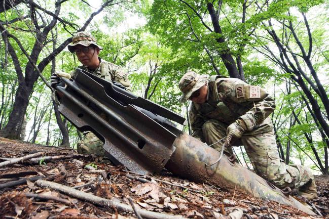 공군3훈련비행단 폭발물처리반(EOD) 요원들이 16일과 17일 진행된 ‘불발탄 식별 및 처리 훈련’에서 측정 공구를 이용해 불발탄을 식별하고 있다.  부대 제공