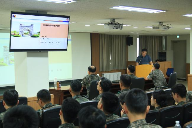 육군공병학교가 야전 공병부대들을 대상으로 진행한 ‘공병비전 2050’ 및 ‘신교리’ 순회교육에서 학교 관계자가 참가자들에게 ‘폭파 교범’에 대해 소개하고 있다.  부대 제공