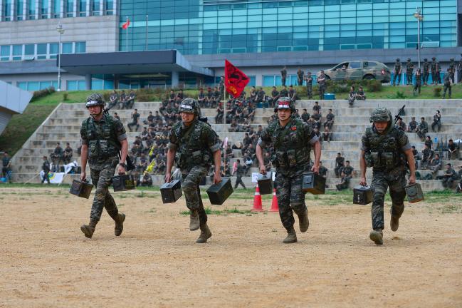 17일 해병대6여단 연병장에서 ‘The Best 흑룡: 전투프로’ 경연대회가 진행 중인 가운데 장병들이 탄통 옮기기 실력을 겨루고 있다.  
부대 제공