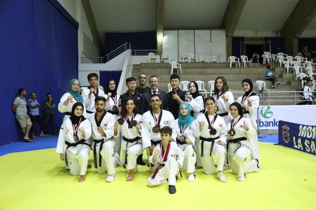동명부대 태권도 교실 수련생들이 레바논 챔피언십 품새 대회에 참가해 메달을 획득한 뒤 기념사진을 찍고 있다.  부대 제공