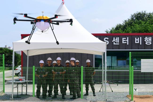 공군교육사령부는 최근 무인항공시스템(UAS) 비행훈련장을 개소했다. 지난 15일부터 운영을 시작한 UAS 조종사 양성과정에서 교육생들이 교관의 공중조작 시범을 보고 있다.  부대 제공