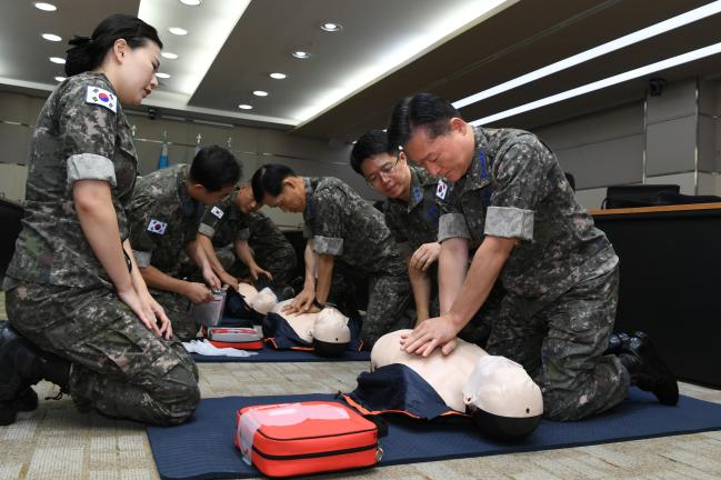18일 공군본부에서 진행된 응급상황 대응능력 향상을 위한 심폐소생술 교육에서 원인철(맨 오른쪽) 공군참모총장이 심폐소생술을 실습하고 있다.  공군 제공