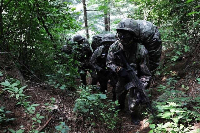 을지산악최강소대 선발대회에 참여한 장병들이 산악행군을 하고 있다. 부대 제공