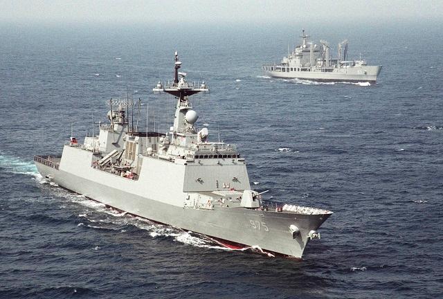 2005년 해군순항훈련에 참여한 충무공이순신함(왼쪽)이 군수지원함 천지함과 기동하고 있다.