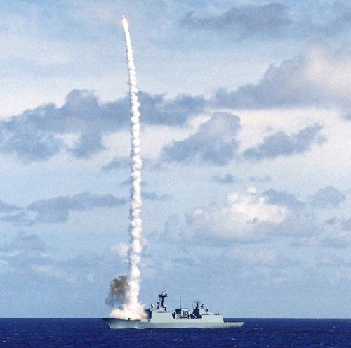 4400톤급 구축함 1번함인 충무공이순신함이 환태평양(림팩) 해상훈련 중 SM-2 대공미사일을 발사하고 있다.