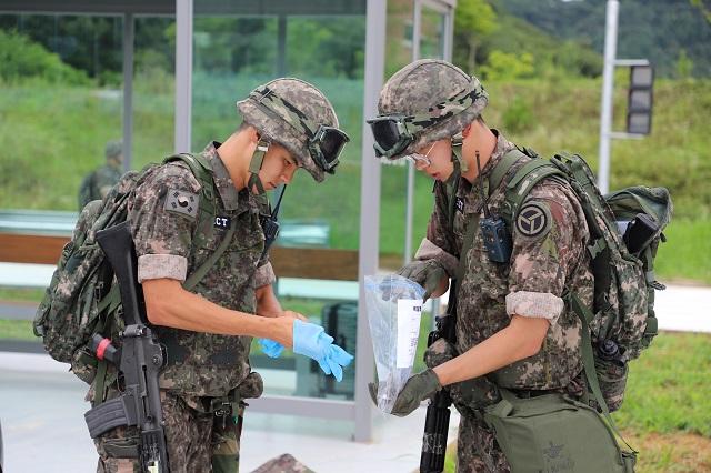 육군2작전사령부가 개최한 ‘무열 최정예 위험성폭발물 개척팀’ 선발대회에서 참가 장병들이 평가항목 중 하나인 폭발물 탐지활동을 준비하고 있다.  부대 제공