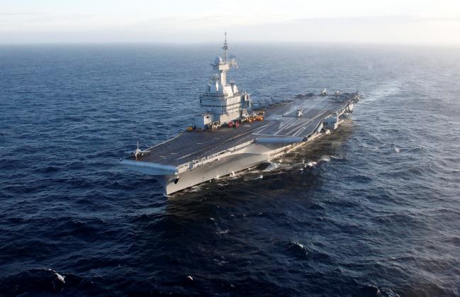 지중해를 순항하고 있는 프랑스의 핵추진 항공모함 '샤를 드골'.