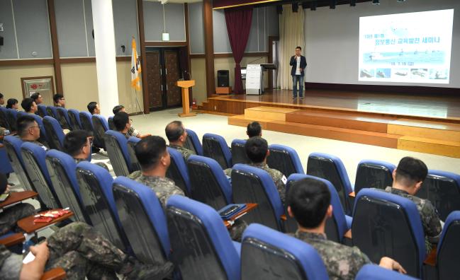 지난 19일 해군교육사령부 정보통신학교 봉화관 합동강의실에서 실시된 ‘정보통신 교육발전 세미나’에서 한국전자통신연구원 문대성 책임연구원이 강연하고있다. 
 사진 제공=박미현 중사(진)