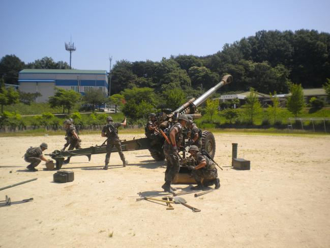 육군2작전사령부가 개최한 ‘무열 최정예 포술팀’ 선발대회에서 참가 장병들이 평가를 위해 KH-179 155㎜ 곡사포를 방렬하고 있다.  부대 제공