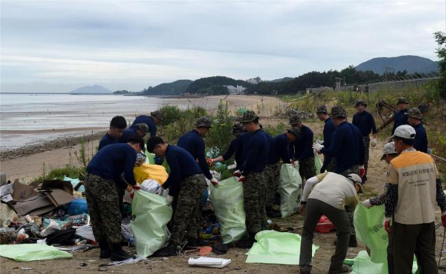 민·관·군 합동 해양 환경정화 활동에 참가한 육군특수전사령부 천마부대 장병들이 전북 부안 고사포 해변 일대의 해양 쓰레기를 수거하고 있다.  부대 제공
