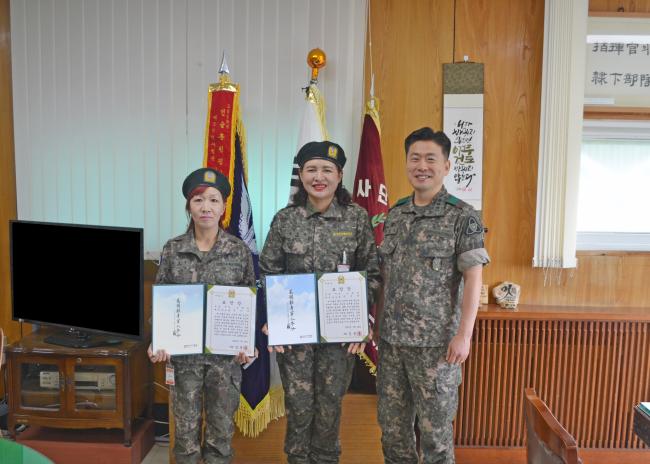 지난 18일 ‘이달의 모범 장병’ 표창을 받은 박성례(가운데) 소대장, 송옥주(왼쪽) 소대원이 김용흡 육군35사단 충무연대장과 기념사진을 찍고 있다.  부대 제공