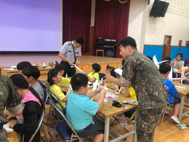 22일 육군50사단 의성·군위대대 소속 예비군 지역대가 진행한 ‘시골학교의 재미있는 과학교실’에서 편재성 효령우보면대장과 장병들의 지도에 따라 학생들이 폼비행기를 만들고 있다.  부대 제공