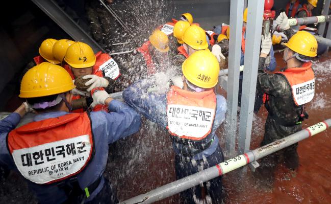 4400톤급 구축함 문무대왕함 승조원들이 22일 해군8전투훈련단 방수훈련장에서 손상통제훈련의 하나로 해수·청수 등을 운반하는 파이프 계통이 손상된 상황을 가정한 가운데 파이프 패칭 훈련을 하고 있다.        진해=양동욱 기자