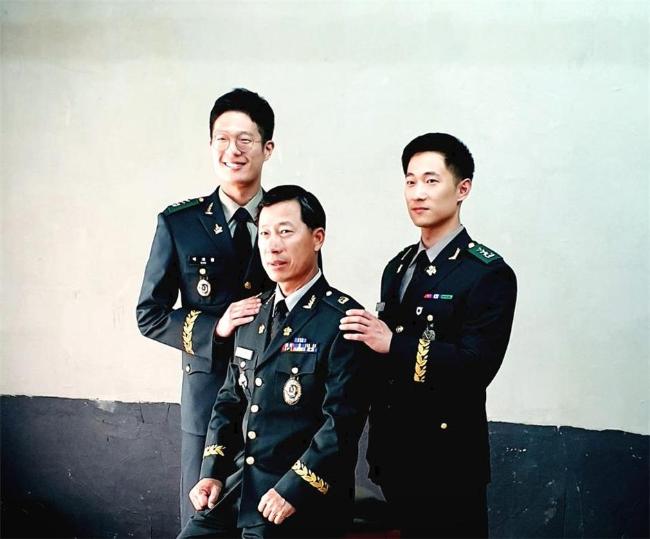 35년여의 군 생활을 마치고 지난 4월 전역한 아버지 배만식(가운데) 예비역 준위와 희철(왼쪽)·희환 대위 형제. 부대 제공