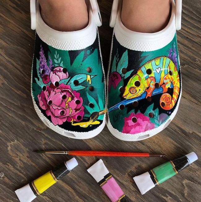크록스는 못생긴 신발이지만, 오히려 디자인이 단순해 이렇게 사람들이 직접 색칠하며 꾸미기도 한다. 크록스 제공