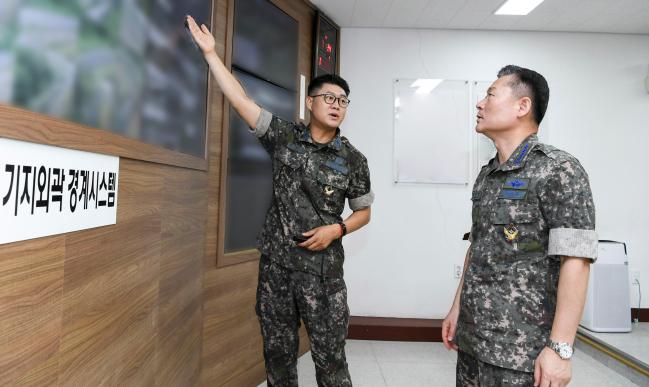 원인철(오른쪽) 공군참모총장이 공군3훈련비행단을 방문해  과학화 기지경계통제소 등 임무 수행 현장을 점검하고 있다.  공군 제공 