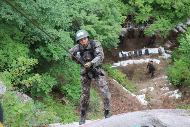 육군2군단 불사조 특공연대 용호대대 장병들이 무더위 속에서 진행된 유격훈련에서 산악장애물 극복훈련을 하고 있다.  
 사진 제공=이기영 대위(진)