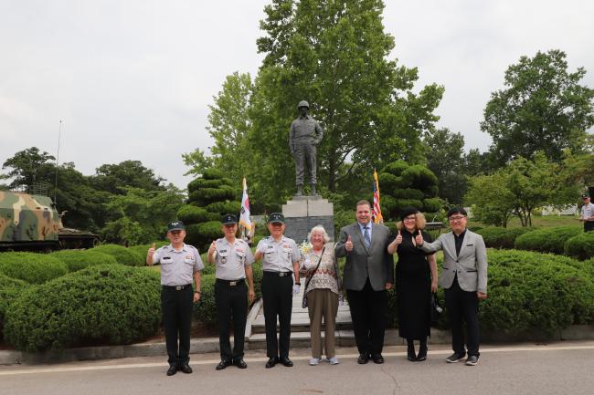 23일 밴플리트 장군 후손들과 정진경(중장·왼쪽 셋째) 육군사관학교장 등 관계자들이 육사 교정 내의 밴플리트 장군 동상 앞에서 참배 후 기념사진을 찍고 있다.  육사 제공