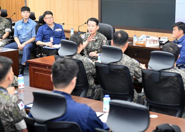 23일 해군진해기지사령부 지휘통제실에서 이수열(가운데) 진기사령관 주관으로 ‘진기사령관과 함께하는 계층별 대표 간담회’가 진행되고 있다.   부대 제공