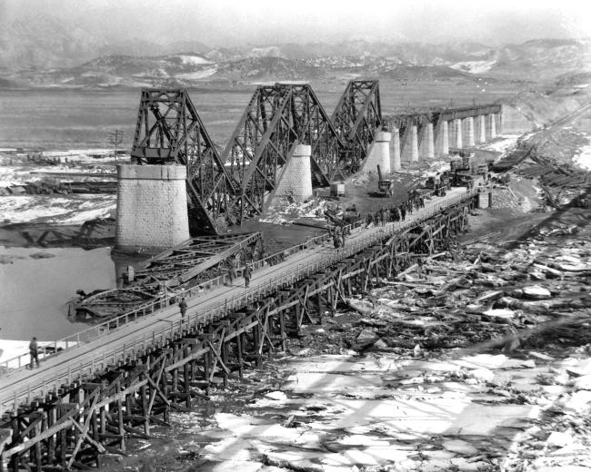 파괴된 임진강철교 바로 옆으로 1952년 3월 10일 가설 중인 ‘Freedom Gate Bridge’. 사진 = 미 육군.
