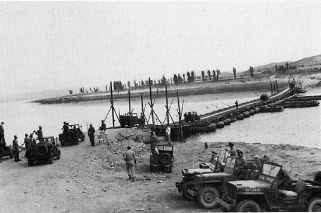 1951년 7월 정전회담의 장소였던 개성 내봉장으로 가기 위해 취재기자단이 홍커교를 건너고 있다. 미 육군.
