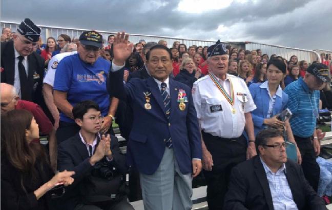 지난 24일(현지시간) 김진호 재향군인회 회장이 미국 워싱턴 포트 마이어 체육관에서 군악대 및 의장대 공연을 관람한 뒤 자신이 소개되자 손을 들어 답례하고 있다. 향군 제공  