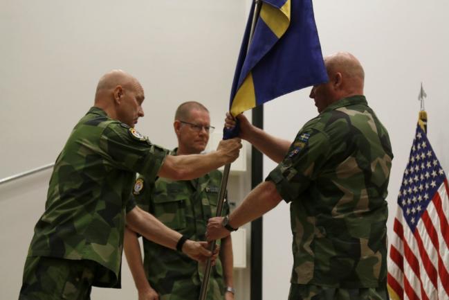  5월 30일 캠프 험프리스에서 열린 이취임식에서 코넬리우손(가운데) 장군이 앤더스 그렌스타드 제독에게서 지휘권을 인수하고 있다. 사진 = 유엔군사령부