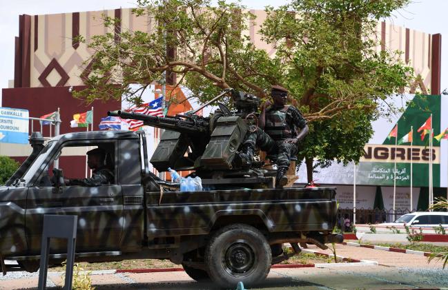 아프리카상비군(ASF: Africa Standby Force) 병력이 지난 8일 니제르의 수도 니아메에서 열린 AU 정상회의 폐막식에서 행사장 주변을 순찰하고 있다. AFP=연합뉴스