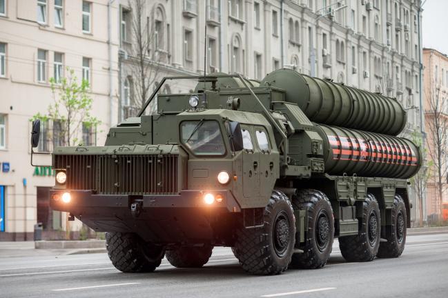 S-400 Triumf in Rehearsal of parade in Moscow 2018* 출처 : Dmitriy Fomin's Flickr(https://www.flickr.com/photos/df77/27102989027)