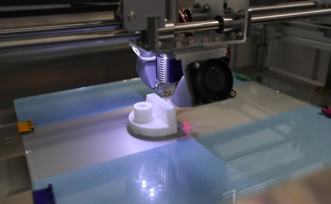 종합정비창이 자체 제작한 교육용 비금속 3D 프린터로 시제품을 제작 중인 모습. 양동욱 기자 