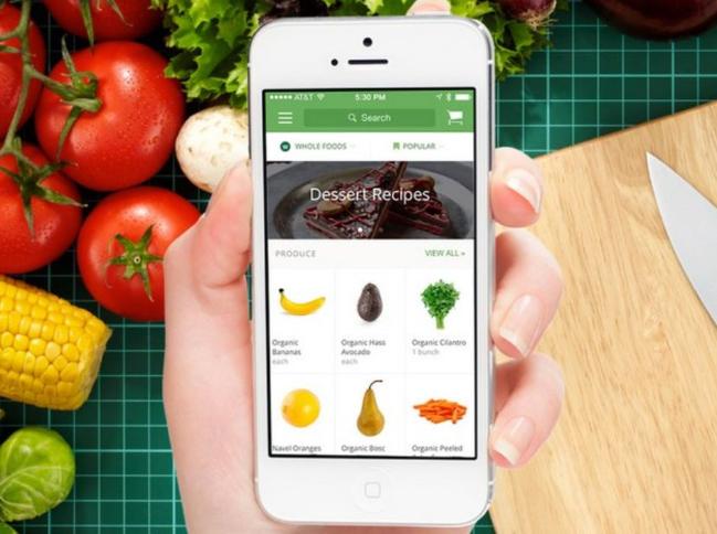 주문하면   인스타카트 앱 화면 모습. 과일 등 신선식품을 고르면 ‘사람이 직접 고른’ 신선한 상태의 식료품들이 배송된다.