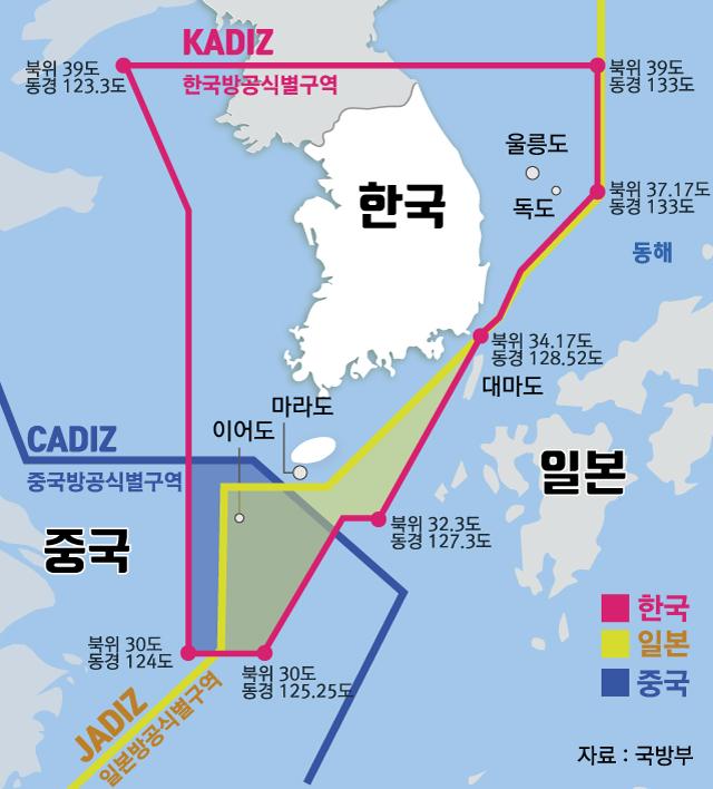 붉은 선 구역이 대한민국 방공식별구역(KADIZ)로서 남쪽 일부가 중국과 일본의 방공식별구역과 겹치고 있다. 그래픽=김동연 기자