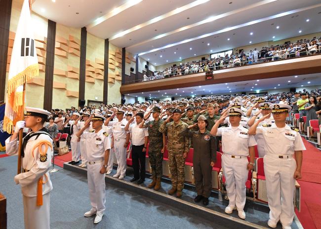 13일 해군작전사령부에서 열린 청해부대 30진 파병 환송행사에서 청해부대원들이 국기에 대한 경례를 하고 있다.  해군 제공 