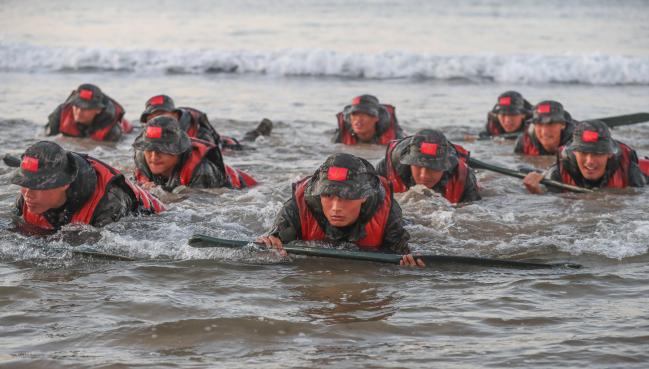 12일 오후 경북 포항시 남구 도구해안에서 해병대교육훈련단 97차 수색전문교육 지옥주 훈련이 진행되는 가운데 교육생들이 기습침투 절차를 숙달하고 있다.  포항=이경원 기자 