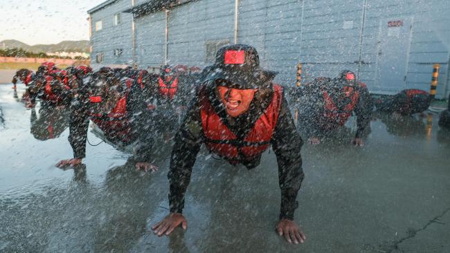 경북 포항 남구 해병대수색교육대에서 97차 수색전문교육생들이 야간 패들링 훈련에 앞서 PT 체조를 하고 있다.