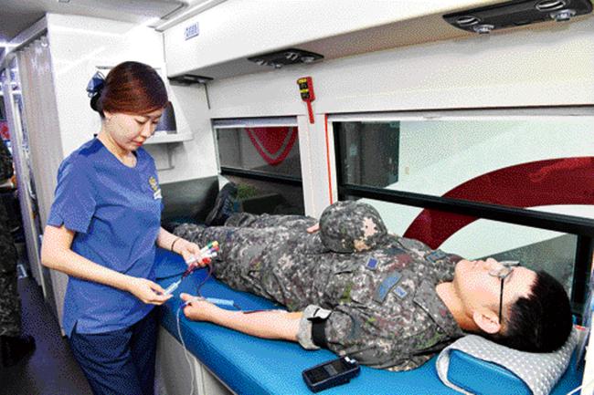 공군2방공유도탄여단의 한 병사가 헌혈을 하고 있다. 부대 제공