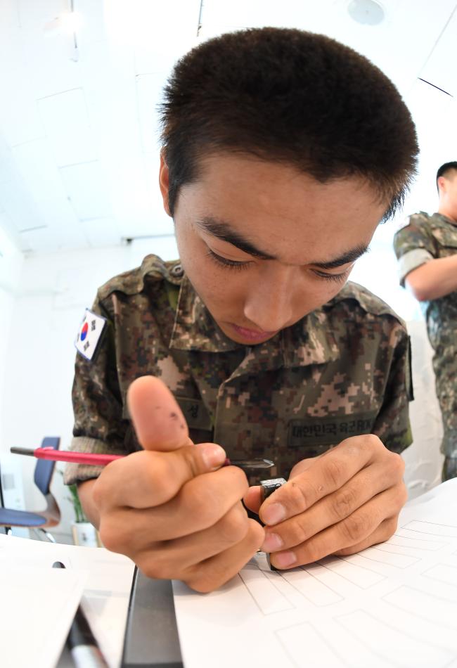 수제 도장 만들기의 마지막 단계로 전각도를 사용해 도장을 파고 있다. 조용학 기자 